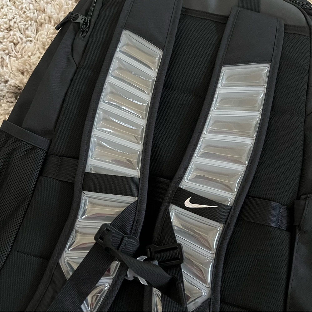 ✔️NWT✔️ NIKE Varsity Elite Backpack Black Metallic Silver - Picture 6 of 12
